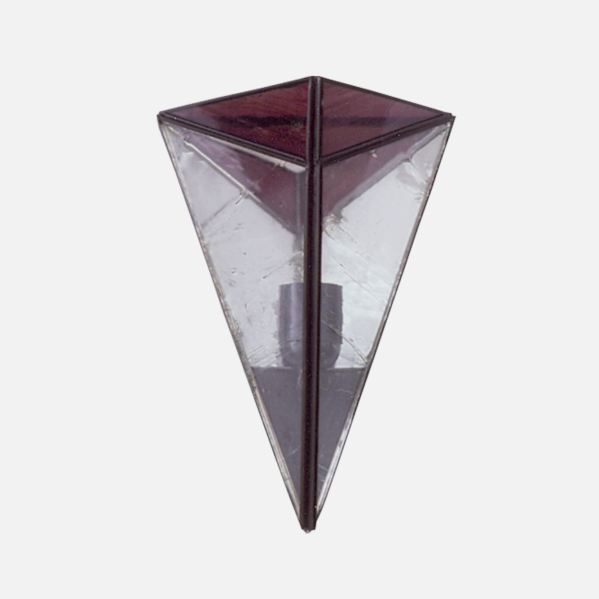Una lámpara de pared de cristal triangular con marco marrón oscuro y casquillo visible.