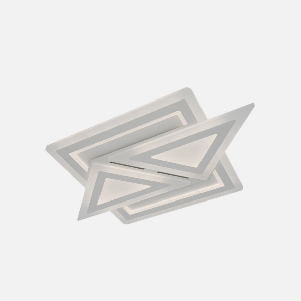 Moderna lámpara de techo blanca con formas geométricas triangulares y rectangulares sobre fondo claro.
