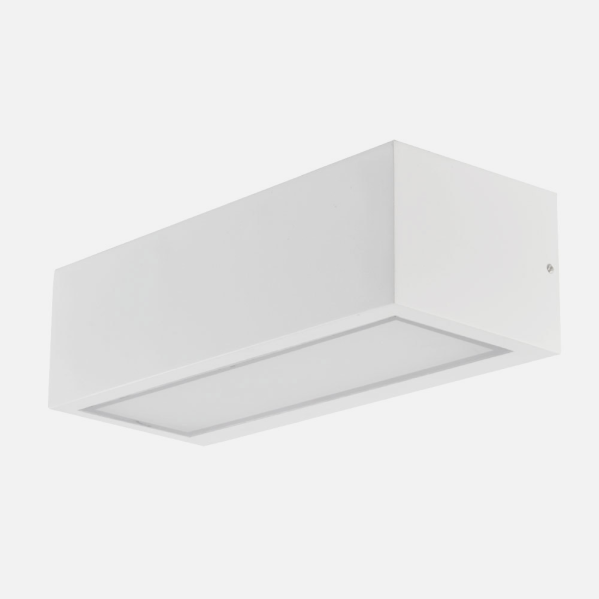 Un aplique de pared rectangular blanco sobre fondo claro.