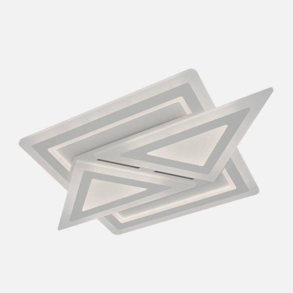 Una lámpara de techo blanca y moderna con formas geométricas rectangulares y triangulares superpuestas.
