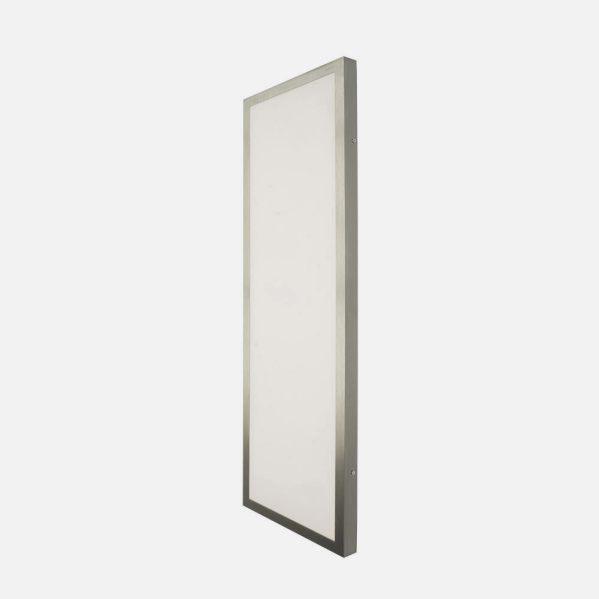 Una lámpara de pared rectangular con marco de metal plateado y panel difusor blanco.