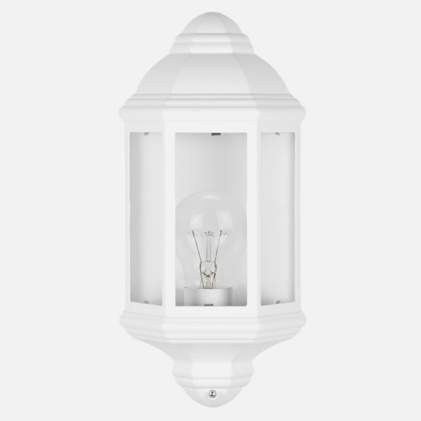 Un farol de pared blanco para exterior con paneles de cristal y bombilla visible.