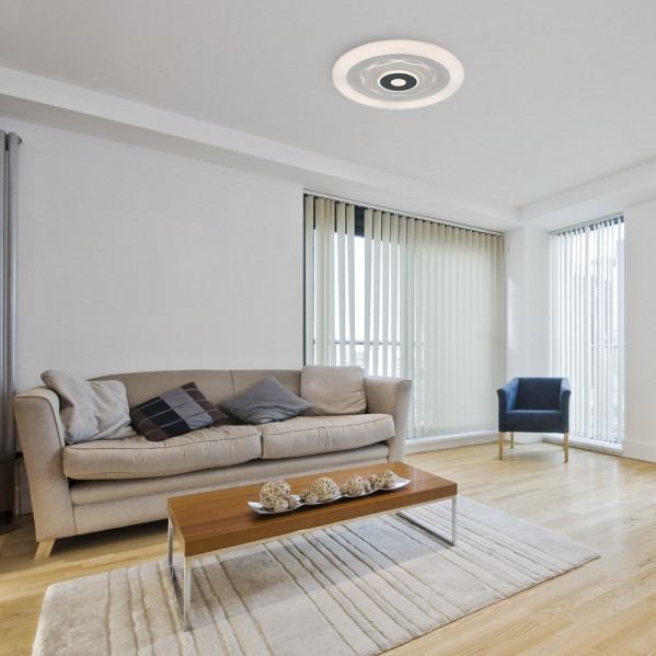 Sala de estar moderna con un sofá beige, mesa de centro de madera y sillón azul.