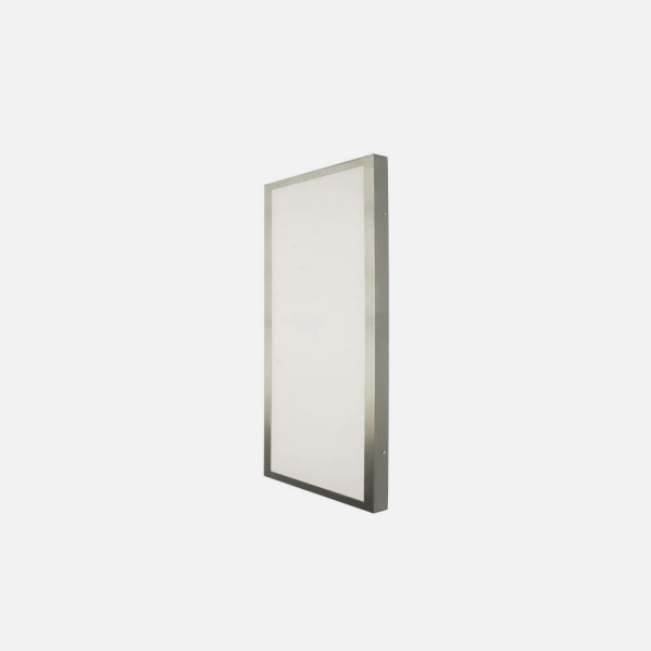Una lámpara de pared rectangular con un panel blanco iluminado y marco de metal sobre fondo claro.