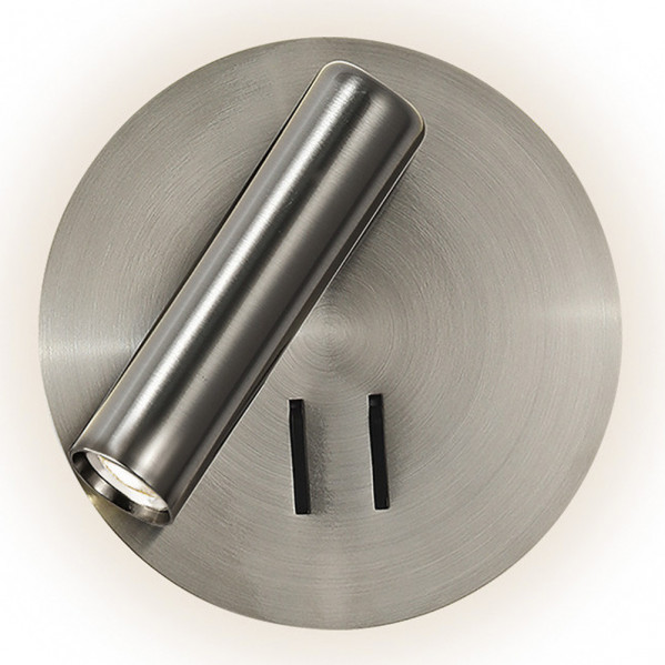 Un aplique de pared de plata cepillada con un foco cilíndrico y dos pequeñas ranuras en una placa base circular.