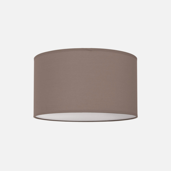 Una pantalla de lámpara cilíndrica de tela gris topo con interior blanco sobre fondo liso.
