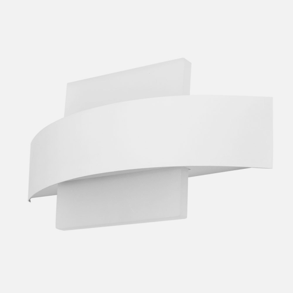 Una lámpara de pared blanca moderna con un diseño curvo sobre fondo claro.