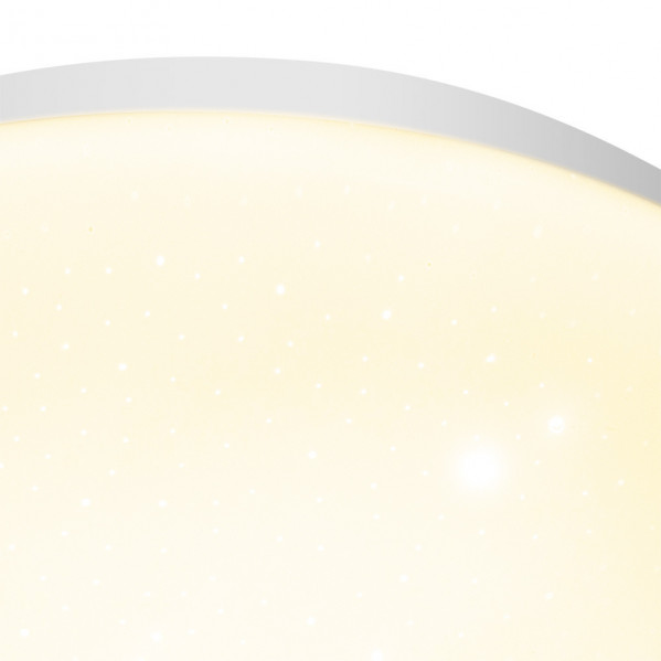 Lámpara de techo blanca y redonda con efecto de cielo estrellado cálido integrado.