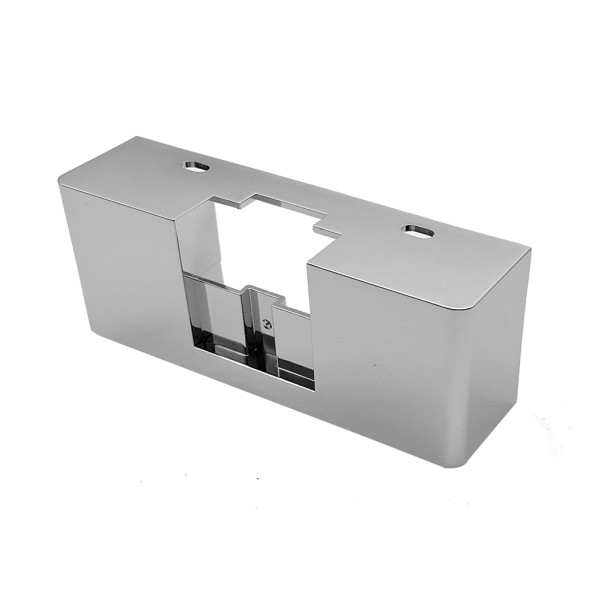 Una cubierta metálica rectangular cromada con recortes y dos agujeros para tornillos sobre fondo blanco.