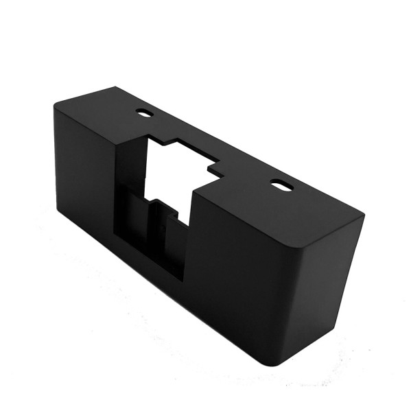 Una carcasa de metal negro mate con recortes y agujeros precisos sobre fondo blanco.