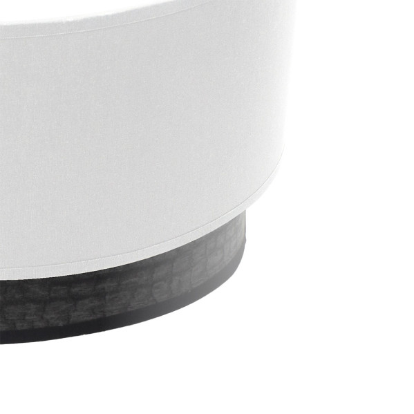 Una pantalla de lámpara cilíndrica blanca con una base de madera oscura sobre fondo blanco.
