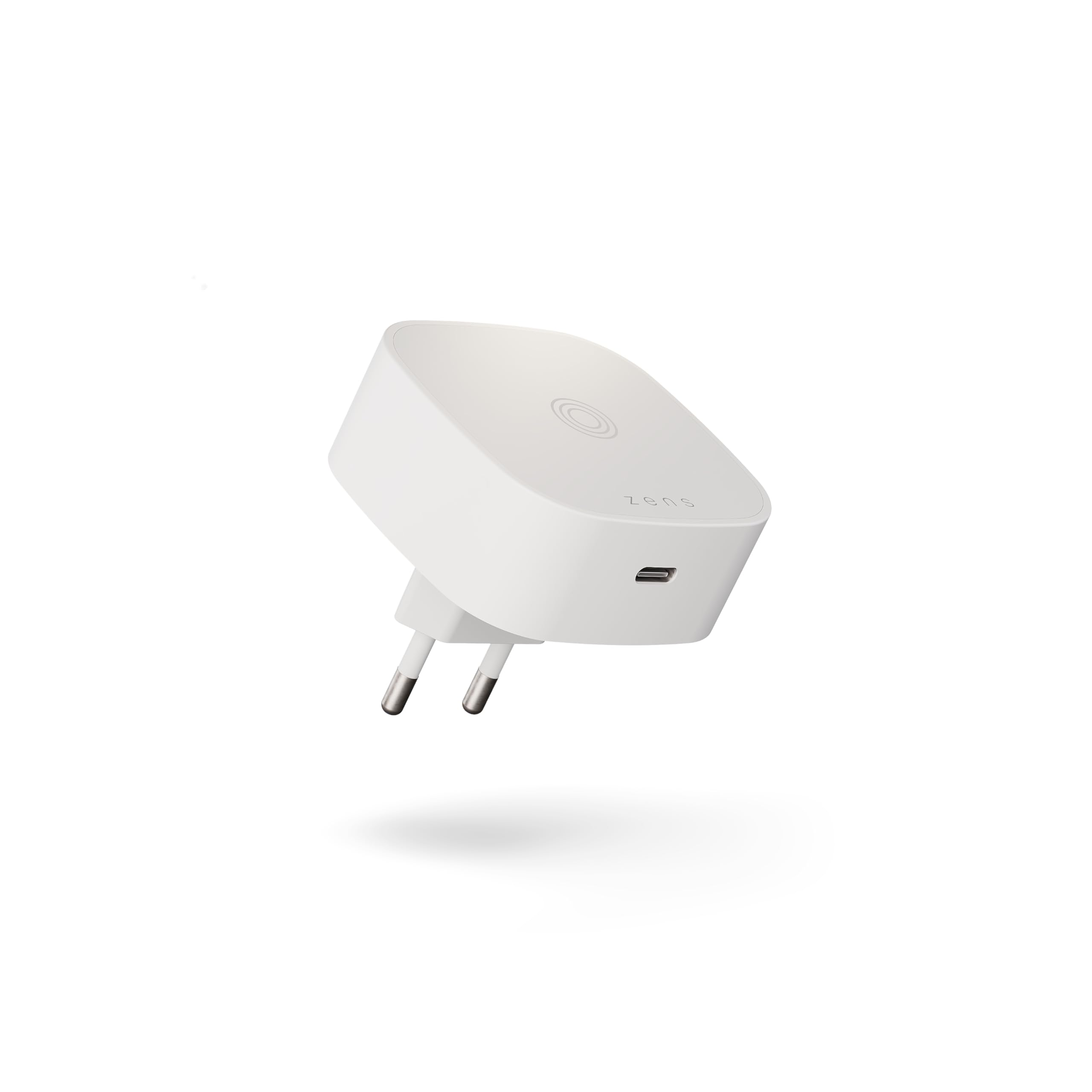 Un caricabatterie da muro USB-C bianco con spina europea su sfondo bianco.