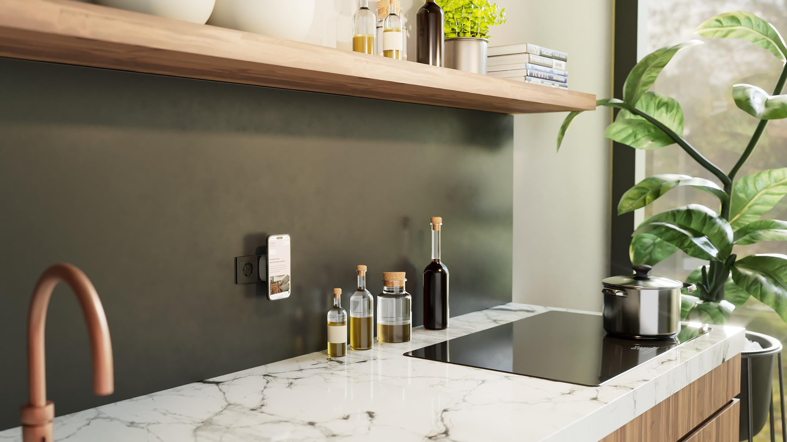 Cucina moderna con piano in marmo bianco, piano cottura, bottiglie e smartphone collegato a una presa.