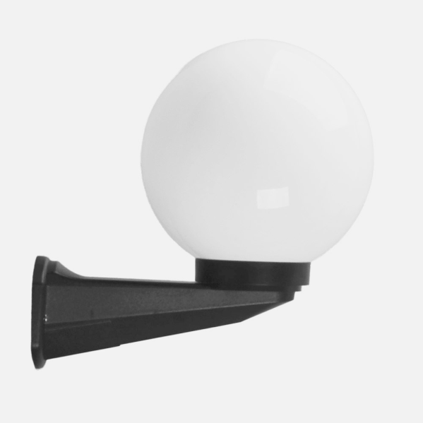 Una lámpara de pared moderna con una esfera de vidrio blanca en un soporte negro sobre fondo claro.