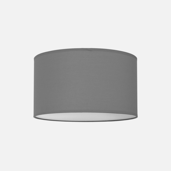 Una pantalla de lámpara cilíndrica y gris sobre fondo claro.