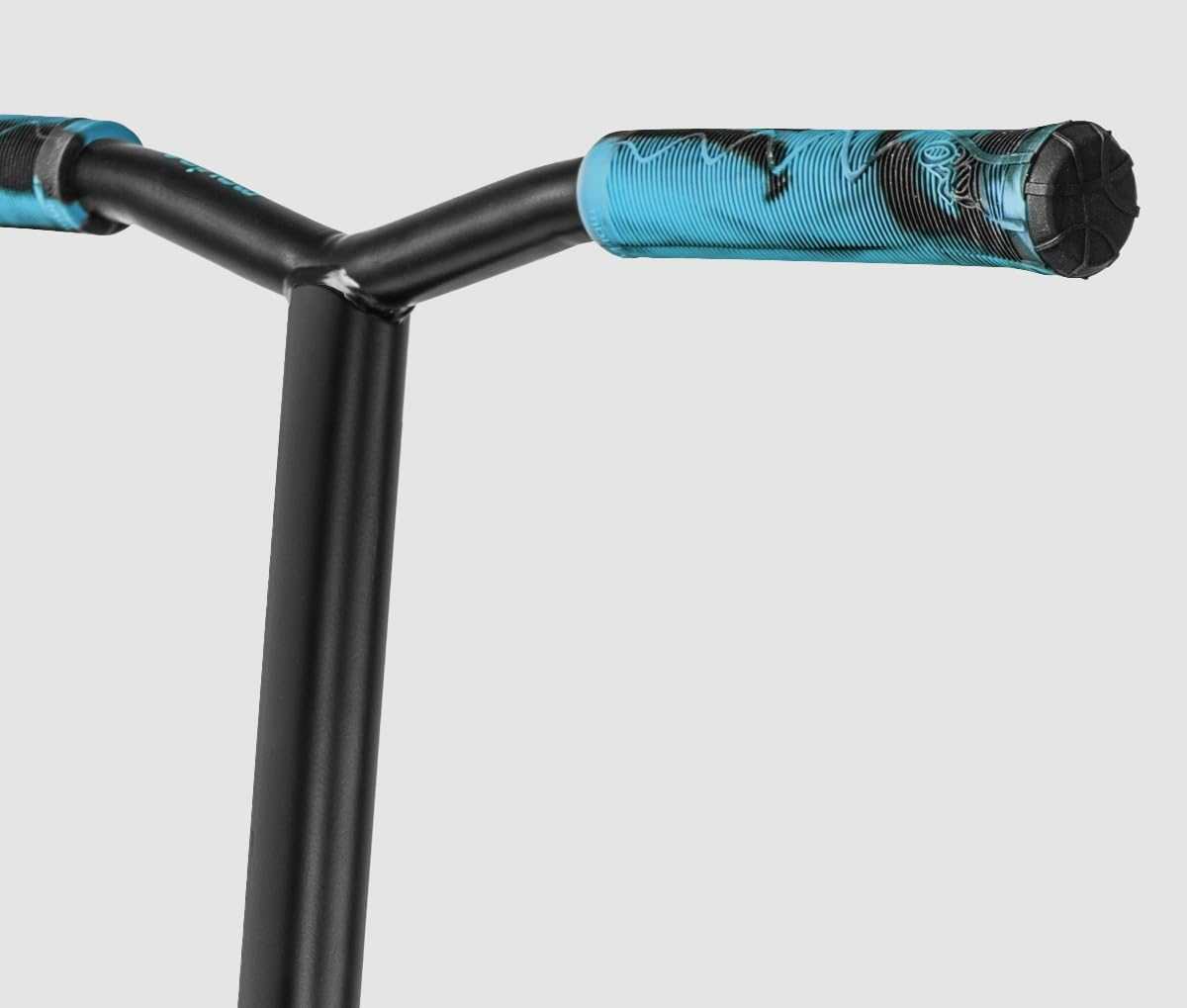Nahaufnahme des schwarzen Lenkers eines Stunt-Scooters mit blau-schwarz gemusterten Griffen.