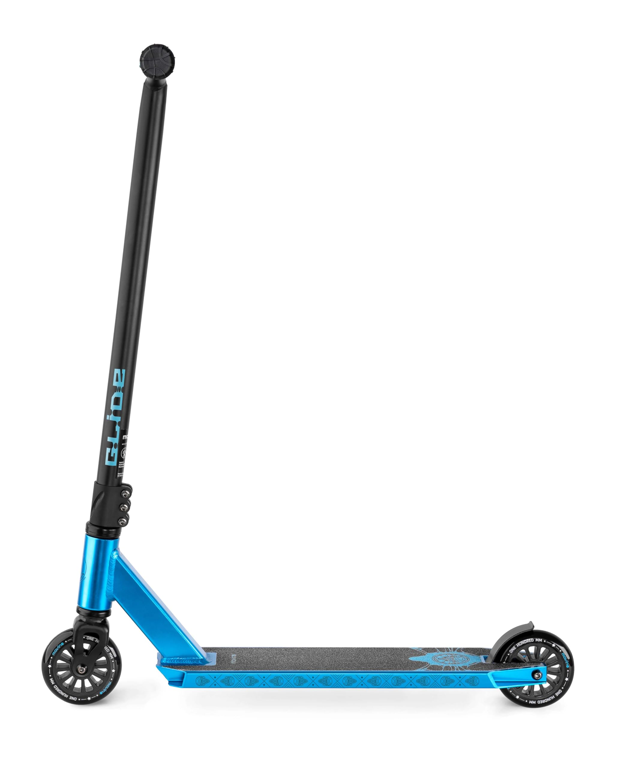 Ein blauer und schwarzer Stunt-Scooter auf weißem Hintergrund, von der Seite gesehen.