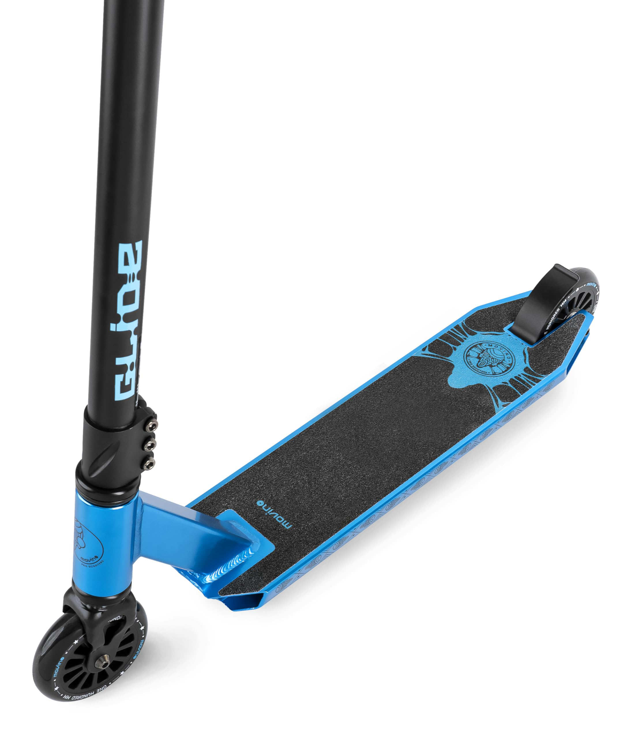 Ein blauer und schwarzer Stunt-Scooter mit gepruftem Griffband auf dem Deck und blauer Aufschrift am Lenker.