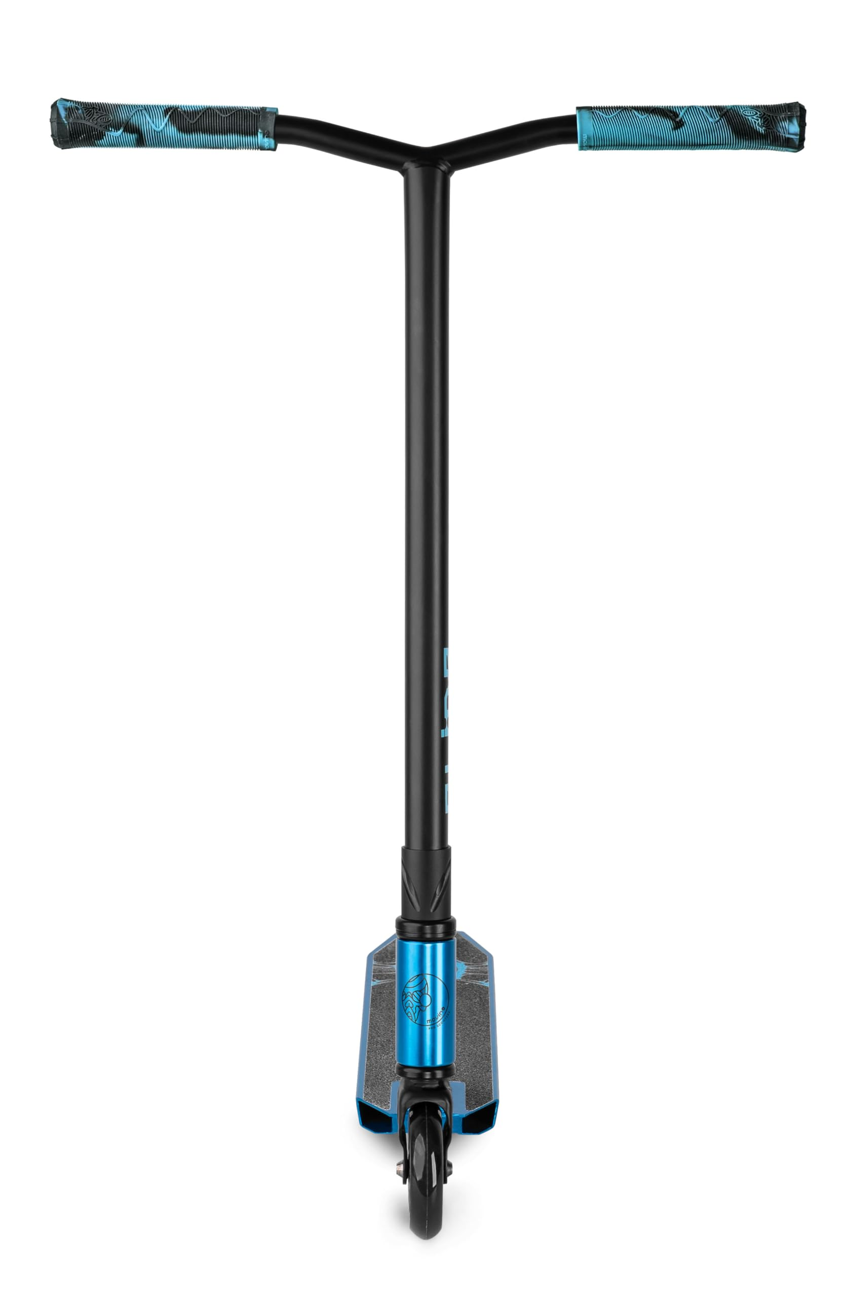 Ein schwarzer Stunt-Scooter mit blauen Akzenten und gemusterten Lenkergriffen auf weißem Hintergrund.
