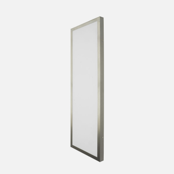 Una luz de panel LED rectangular vertical con un marco plateado metalico se muestra sobre fondo blanco.