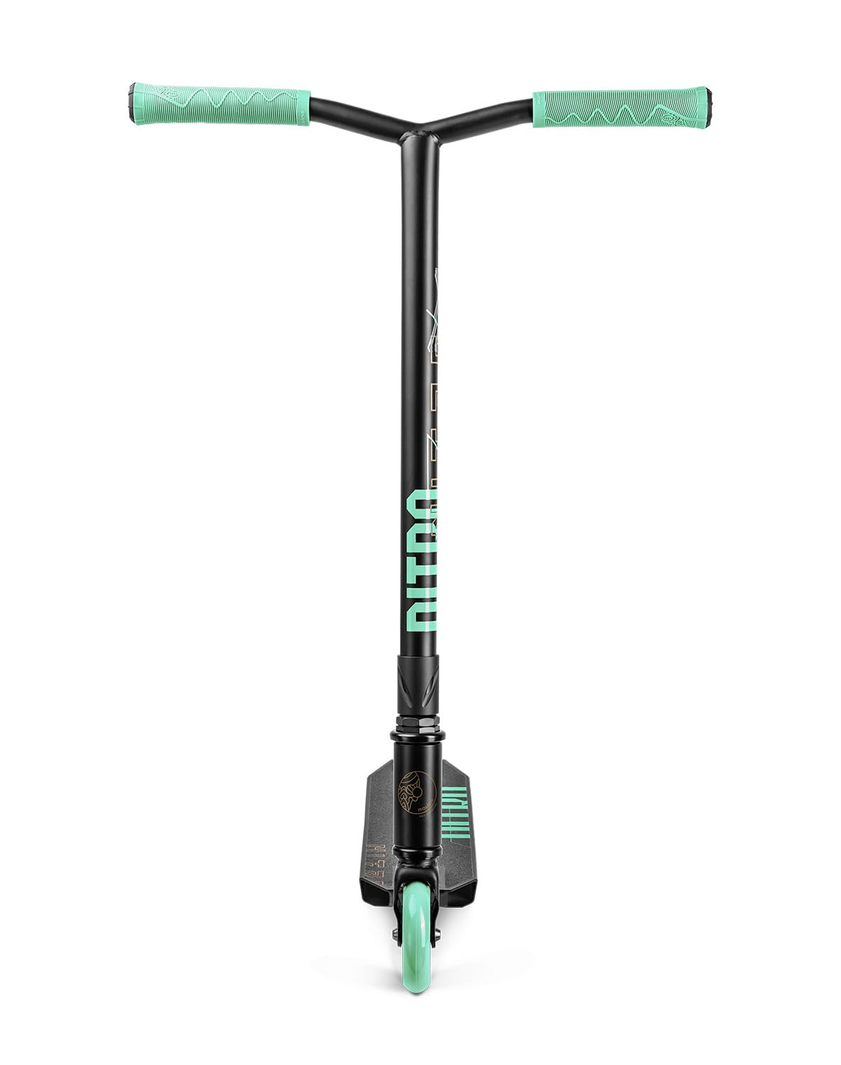 Ein schwarzer Stunt-Scooter mit mintgrünen Griffen und Rädern steht auf weißem Grund.