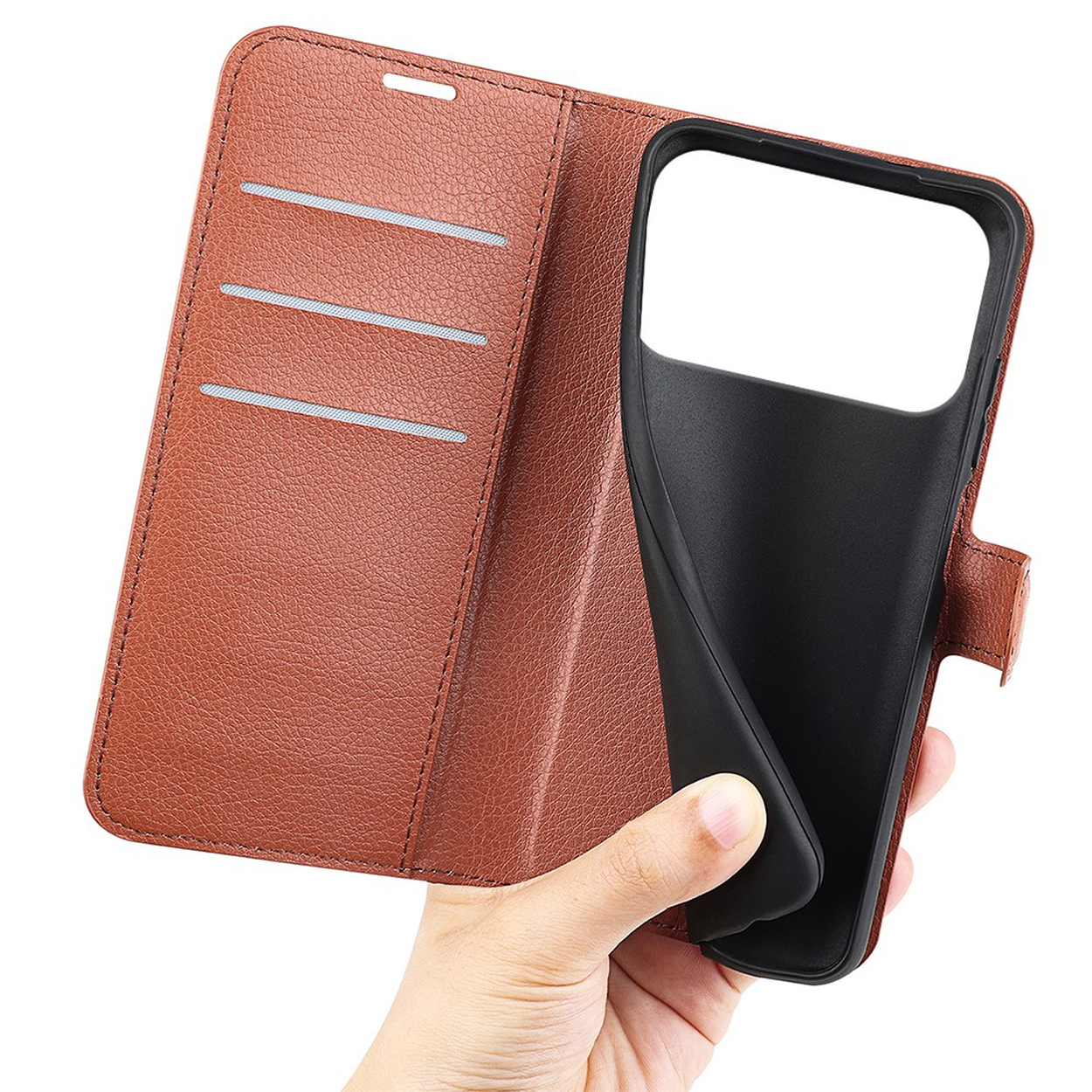 Eine Hand hält ein offenes braunes Leder-Smartphone-Flipcase mit Kartenfächern und schwarzer Halterung.