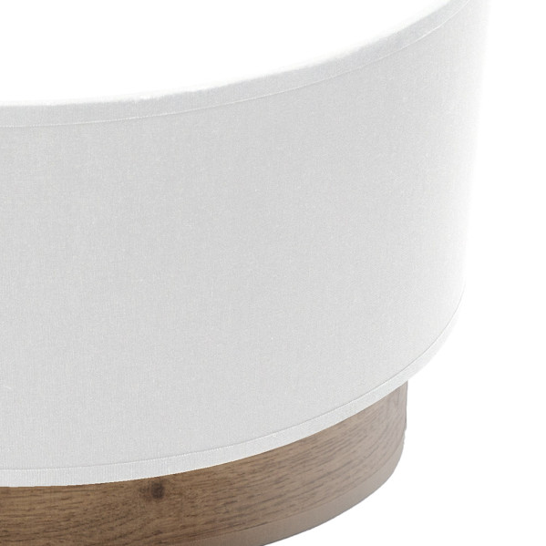 Primer plano de una pantalla de lámpara cilíndrica blanca con base de madera natural sobre fondo blanco.