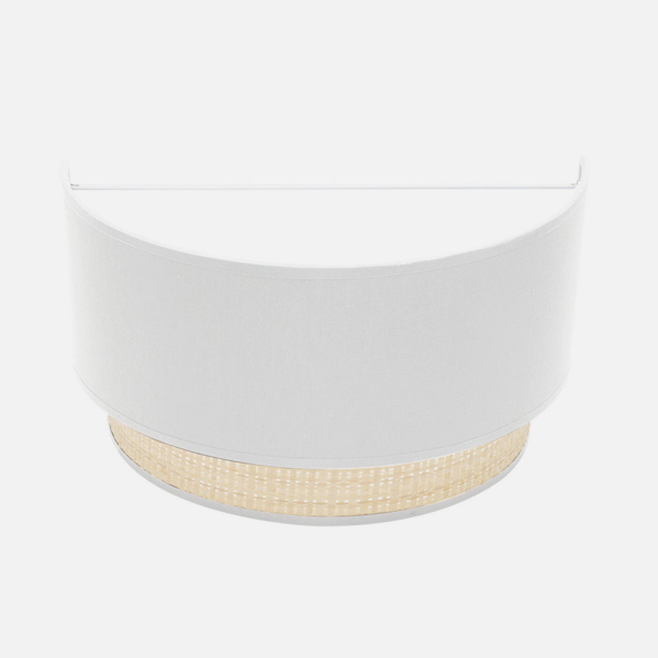 Una lámpara de pared blanca semicircular con un detalle de ratán tejido en el borde inferior.