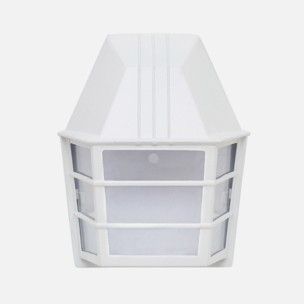 Una lámpara de pared exterior blanca con techo inclinado y barras protectoras.