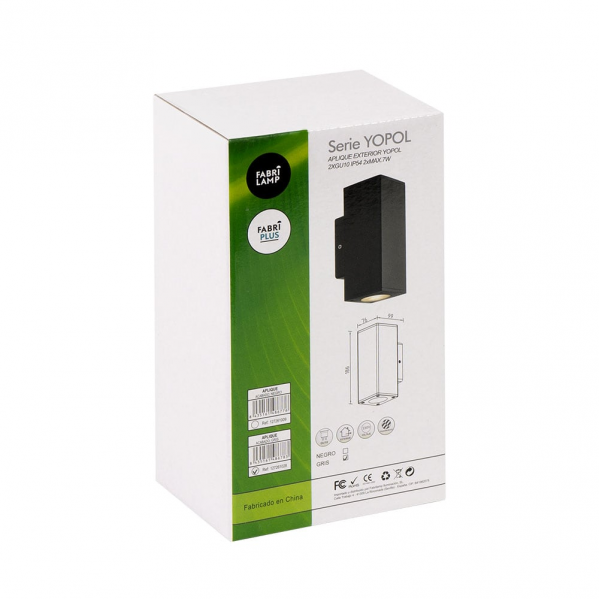 Caja de embalaje blanca y verde para la lámpara de exterior Fabrilamp Serie Yopol, sobre fondo blanco.