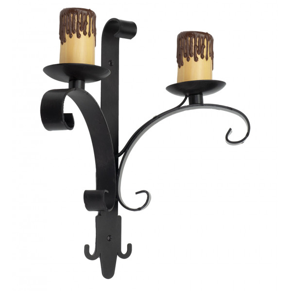 Aplique de pared de metal negro con dos velas artificiales con diseño de cera goteante marrón.
