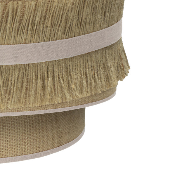 Pantallas de yute beige de varios niveles con flecos y cintas claras sobre fondo blanco.