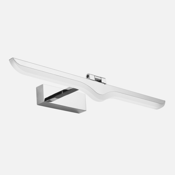 Moderna lámpara de pared cromada con difusor blanco alargado sobre fondo gris.