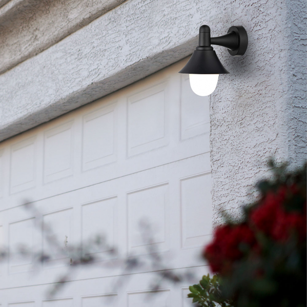 Una lámpara de pared exterior negra con una bombilla blanca brillante está montada en una pared.