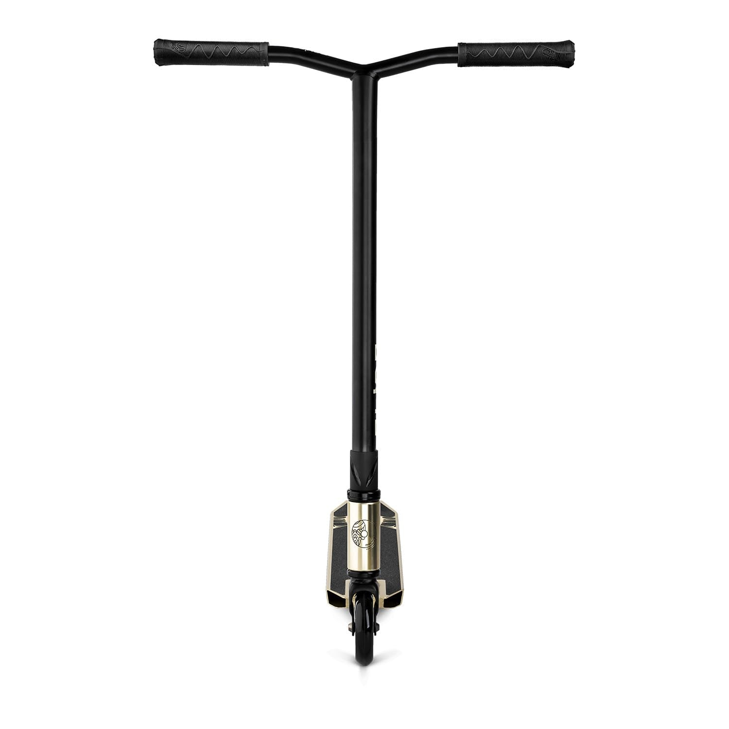 Ein schwarzer Stunt-Scooter mit goldenen Akzenten und geraden Lenkergriffen vor weißem Hintergrund.