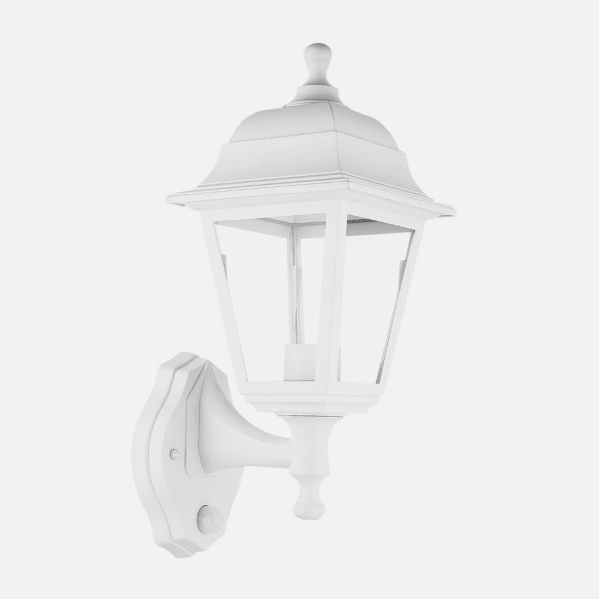 Un farol de pared blanco para exteriores con paneles de cristal y soporte curvado.