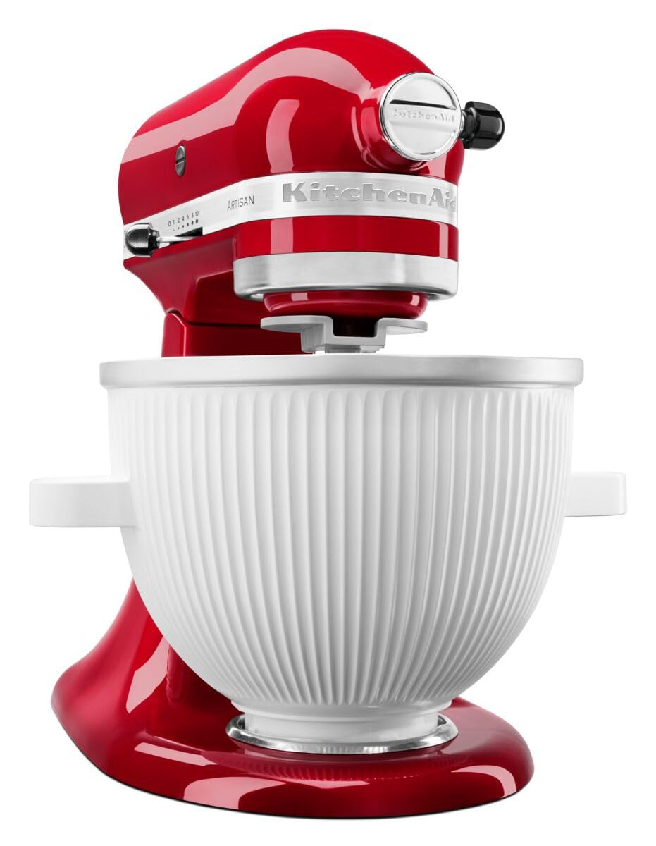 Glänzend rote KitchenAid Standmixer mit einer weißen gerippten Rührschüssel auf weißem Hintergrund.
