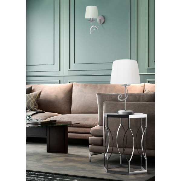 Salón con paneles de pared verdes, sofá marrón, mesa auxiliar y lámparas blancas.