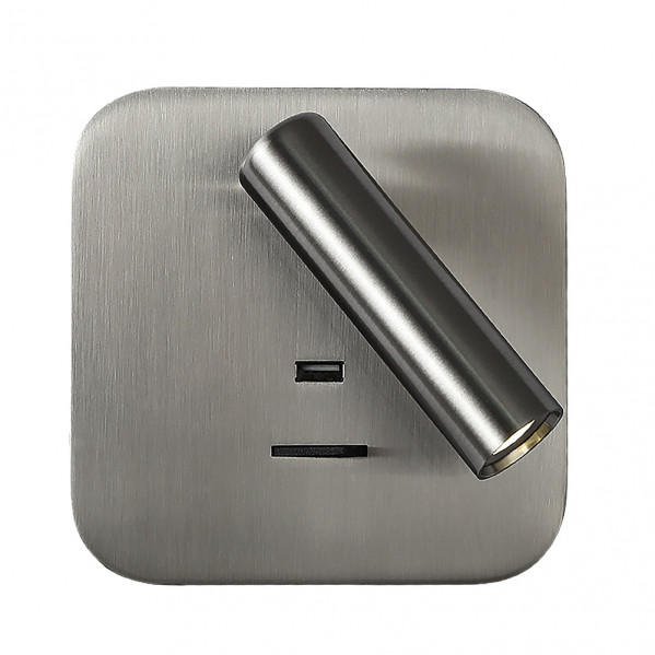 Lámpara de pared plateada cepillada con foco cilíndrico ajustable y puerto USB sobre fondo blanco.