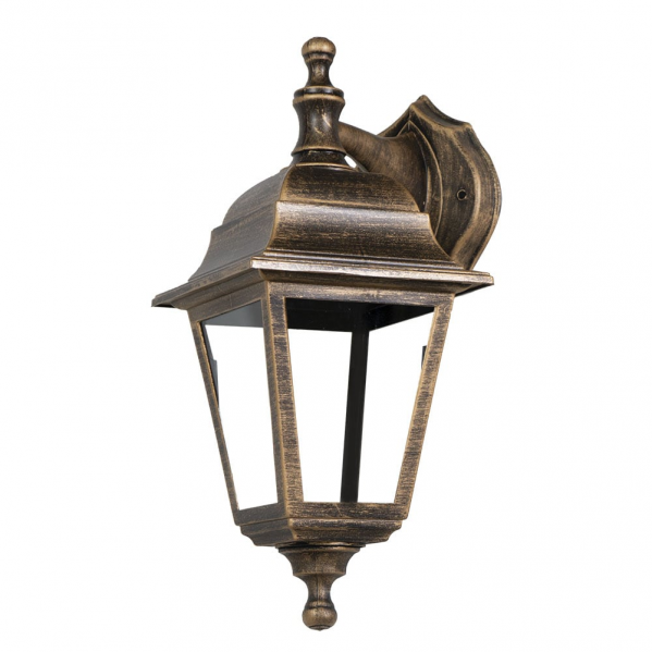 Un farol de pared de bronce rústico con cristales sobre fondo blanco.
