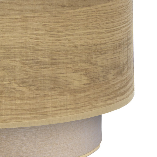 Una pantalla de lámpara cilíndrica con patrón de madera sobre una base clara en fondo blanco.