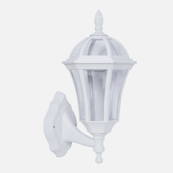 Un farol de pared exterior blanco con paneles de vidrio y remate decorativo.