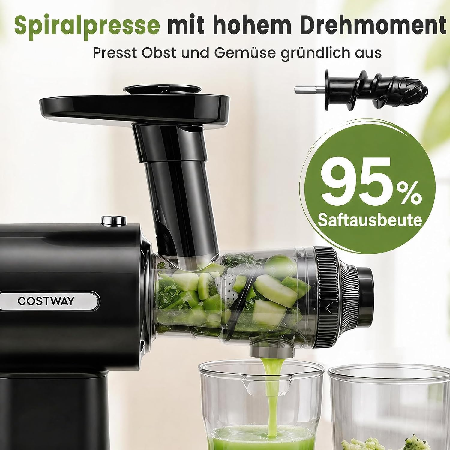 Schwarzer Entsafter mit Gemüsen und Saftfluss in Gläser.
