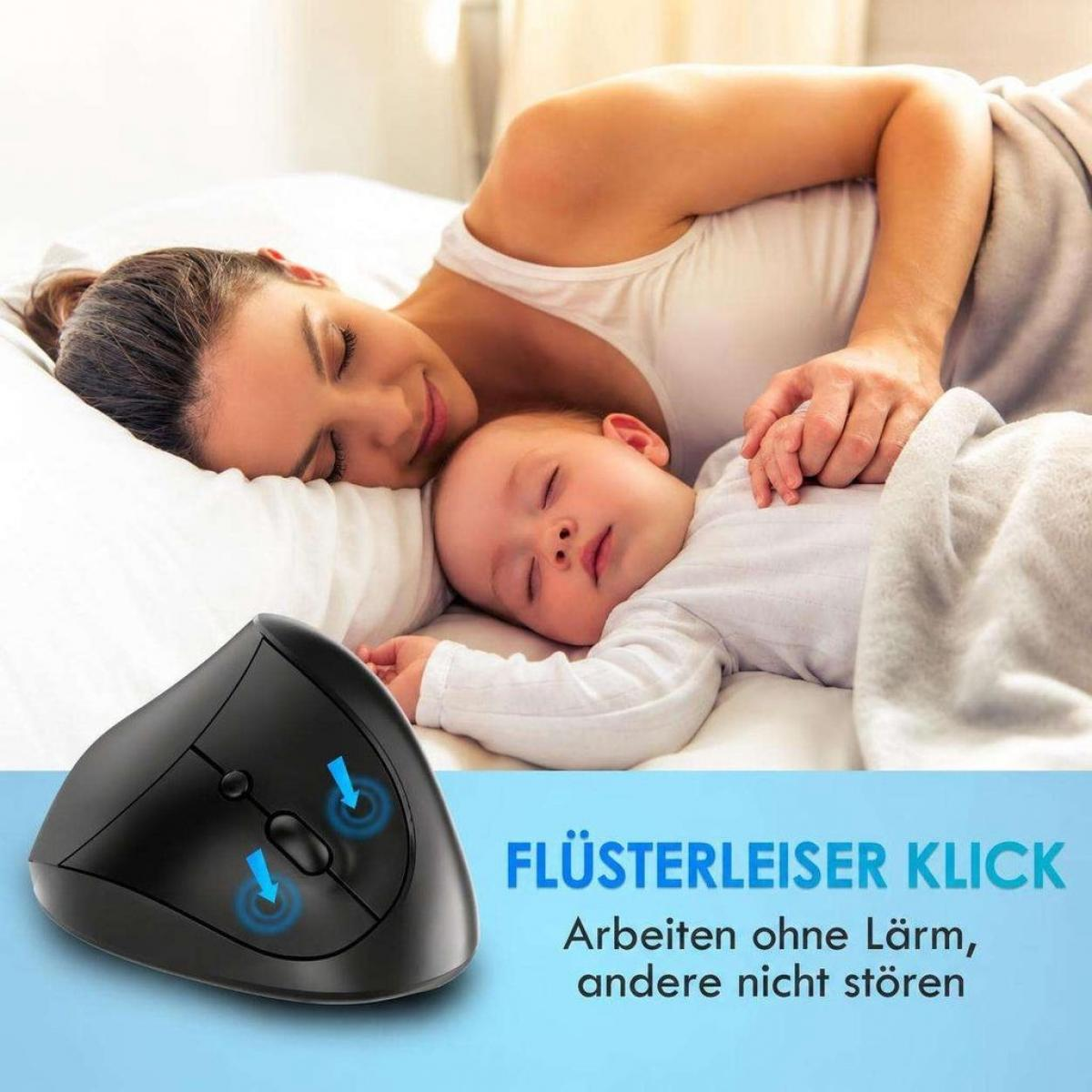 Eine Frau schläft mit einem Baby im Bett, während im Vordergrund eine ergonomische schwarze Maus zu sehen ist.