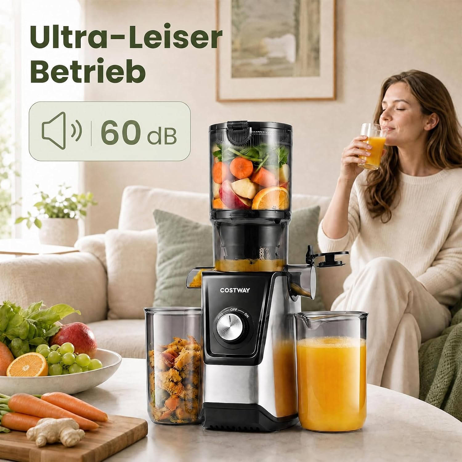 Ein Costway-Entsafter auf einem Tisch mit frischem Obst und Gemüse, während eine Frau im Hintergrund Saft trinkt.