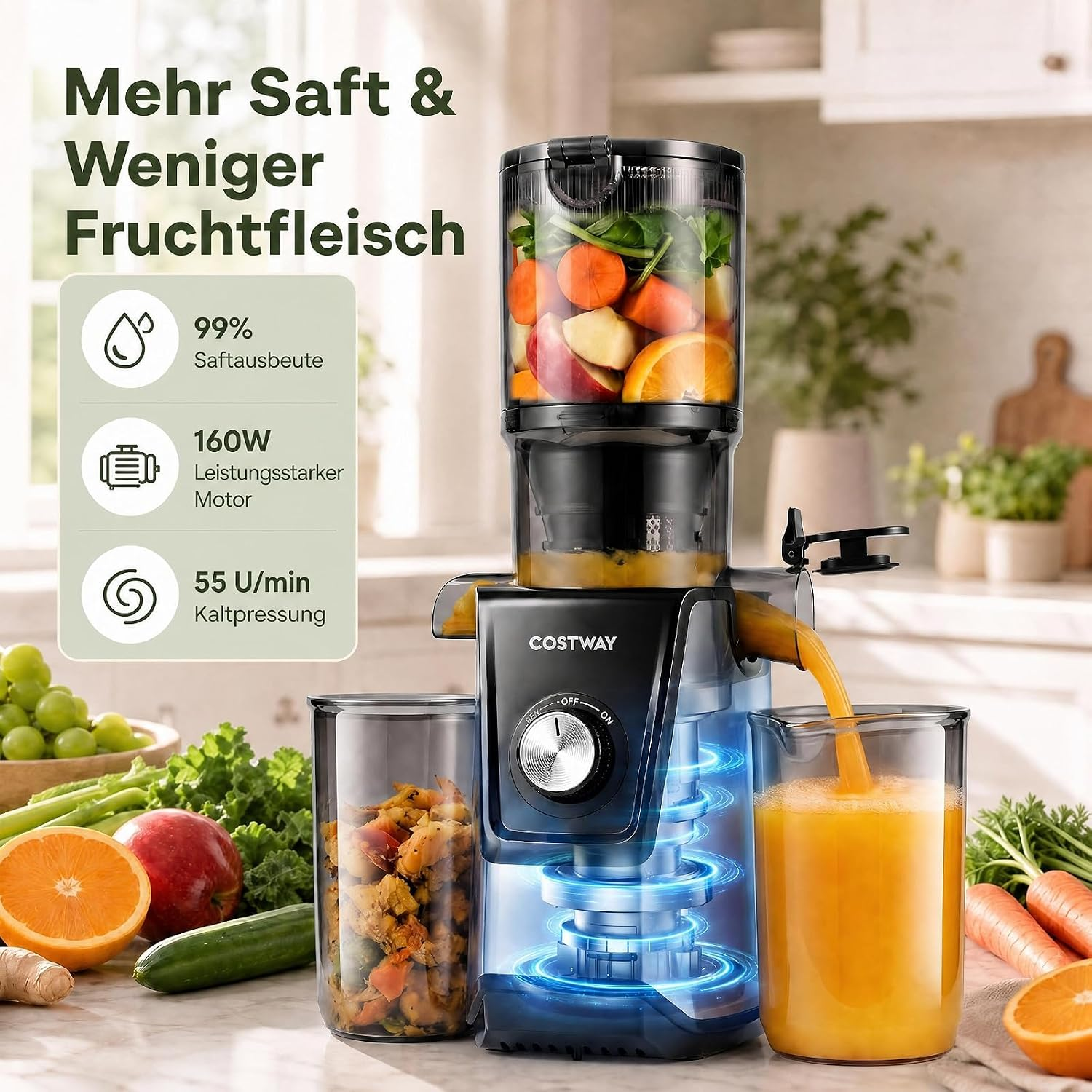 Ein schwarzer Entsafter auf einer Küchenarbeitsplatte füllt ein Glas mit frischem Orangensaft, umgeben von Obst und Gemüse.