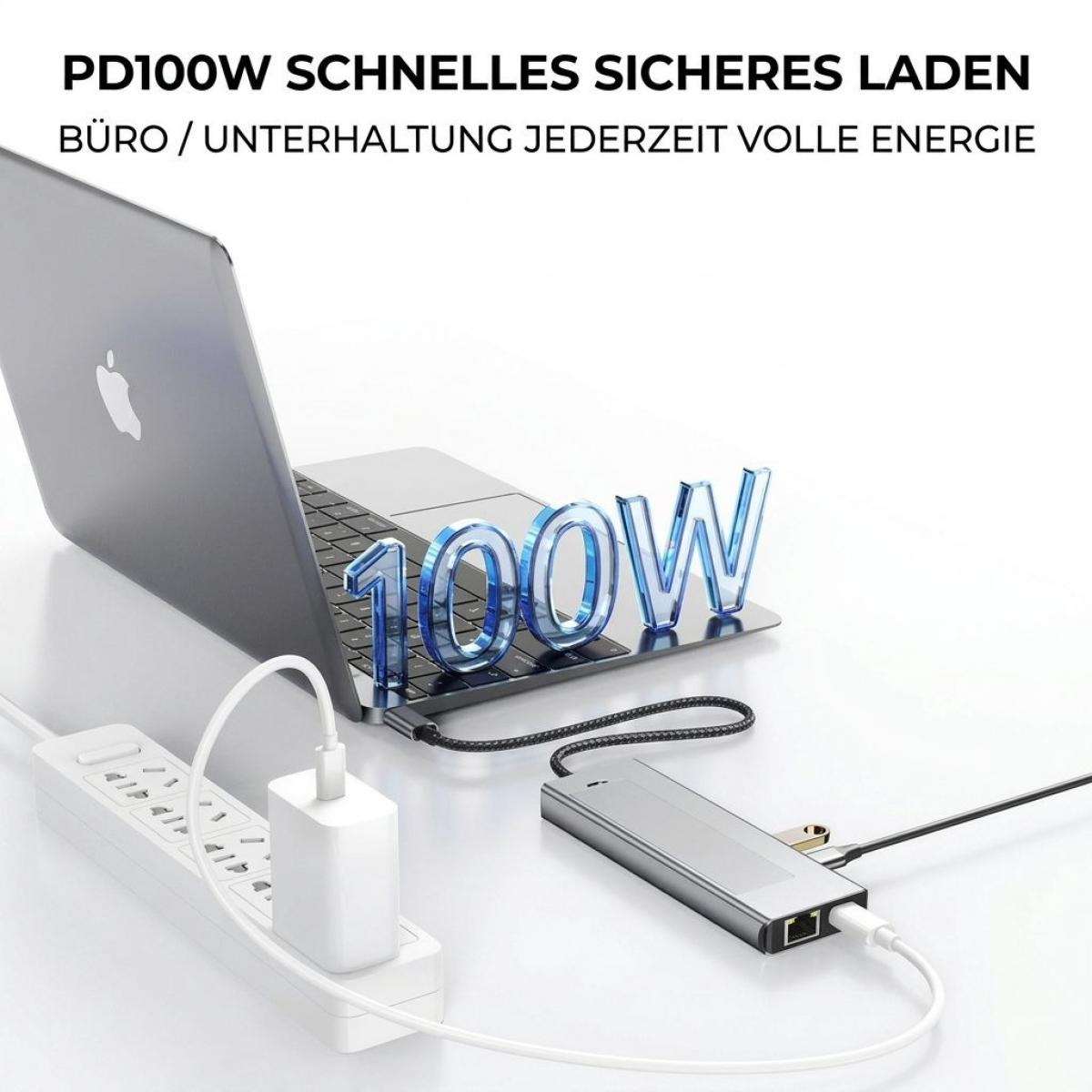 Ein grauer Laptop, ein USB-C-Hub und ein Ladeadapter sind an eine Steckdosenleiste angeschlossen.