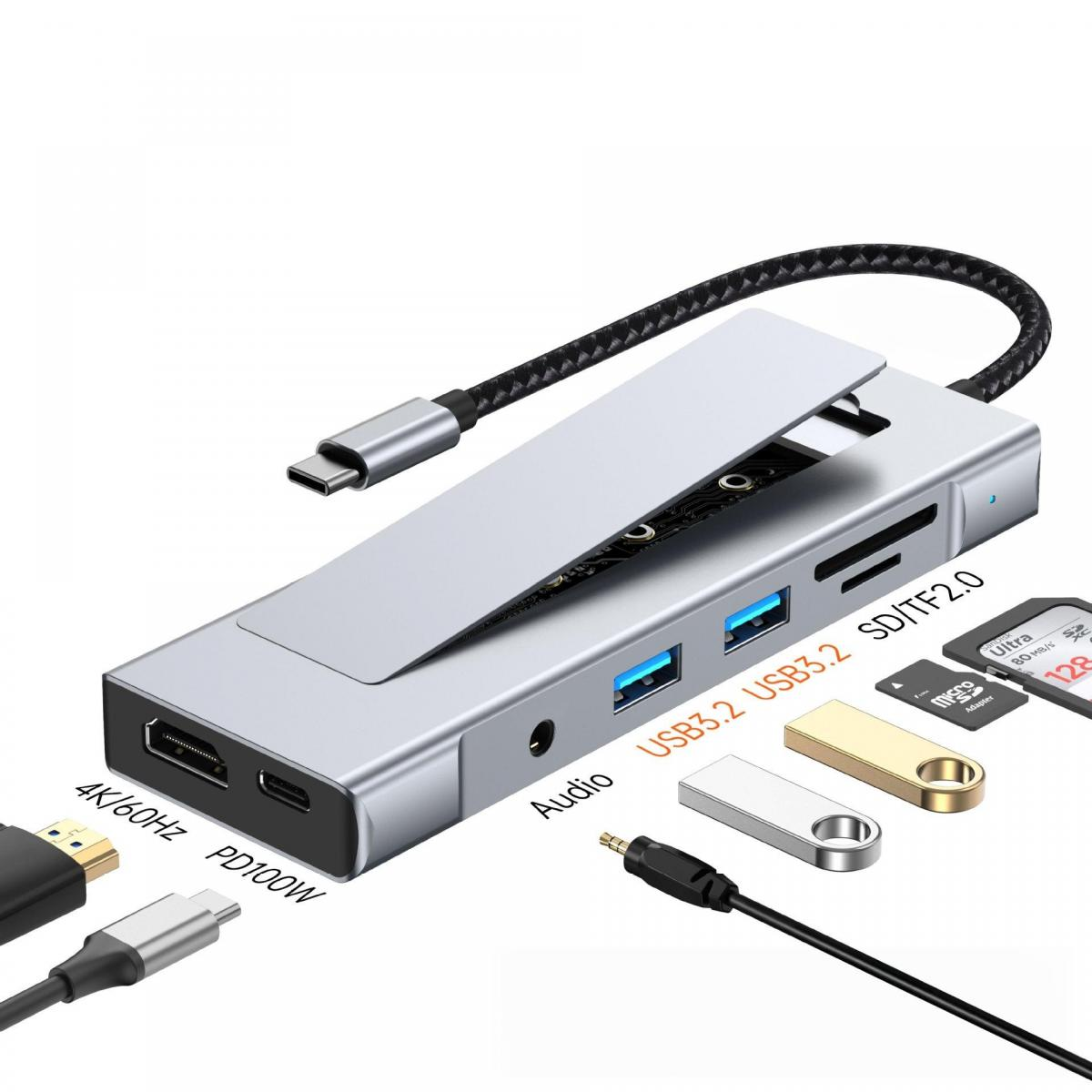 Grauer USB-C-Hub mit mehreren Anschlüssen, Kabeln, USB-Sticks und Speicherkarten auf weißem Hintergrund.