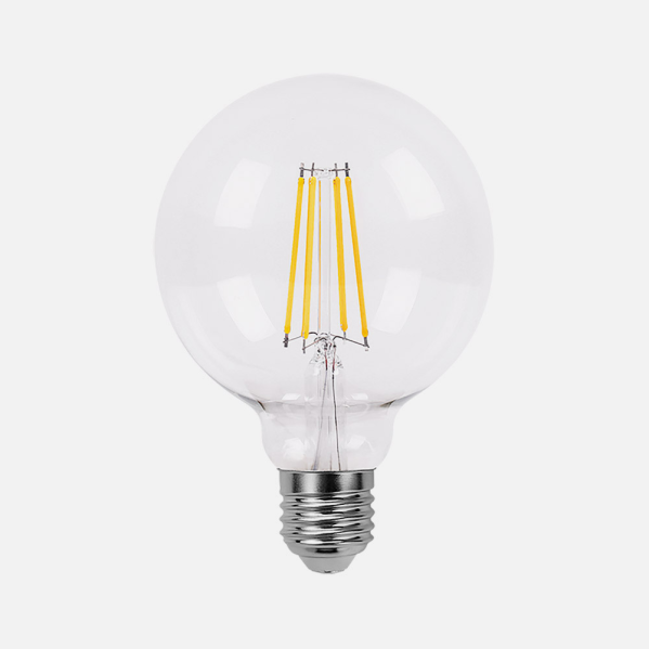 Una bombilla LED redonda y transparente con filamentos amarillos visibles sobre fondo claro.