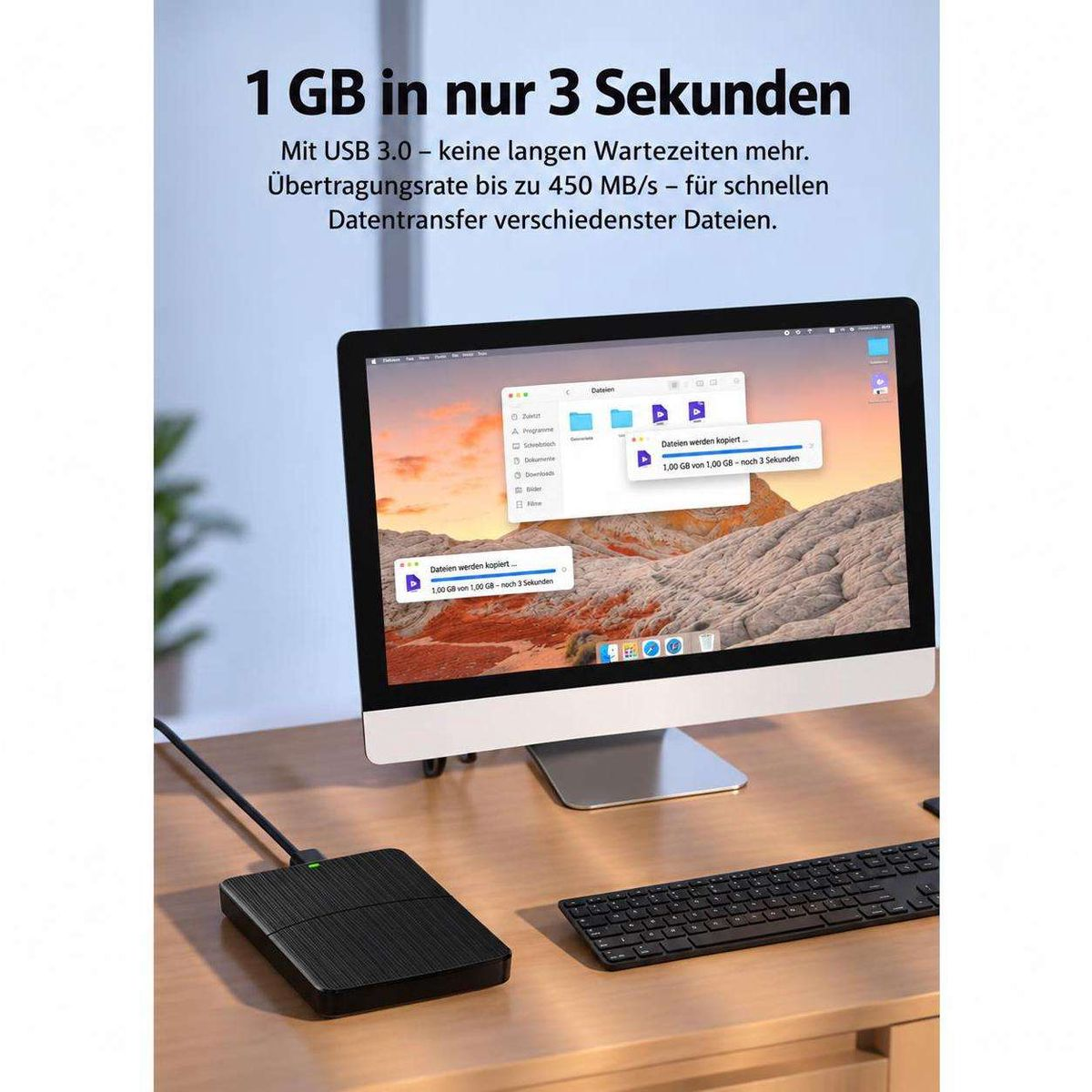 Ein Monitor zeigt Dateiübertragung und deutschen Text zur USB-3.0-Geschwindigkeit, neben Tastatur und Festplatte.